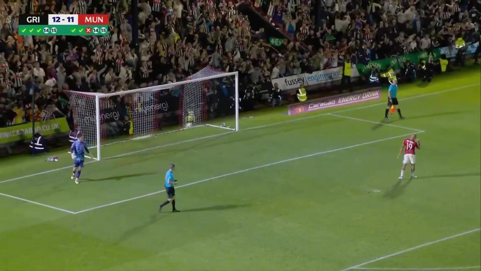 壮观场面英乙球队格林斯比爆冷淘汰曼联，赛后球迷激动冲场