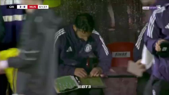 曼联第62分钟仍0-2落后，阿莫林在雨中疯狂摆弄战术板