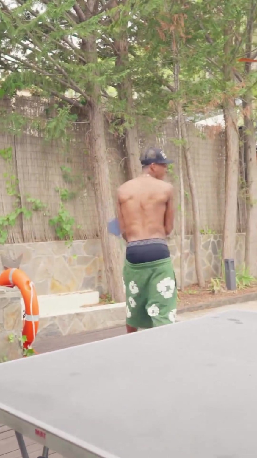 裤子提不上去！亚马尔西海岸穿搭打乒乓球