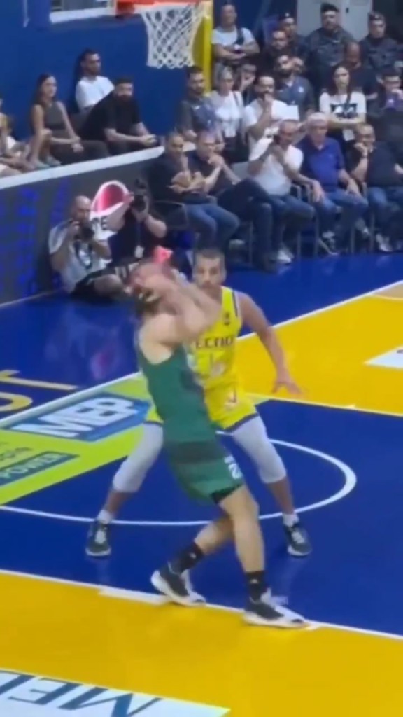 这哥们造犯规也太离谱了吧，奥斯卡都出不了这样的影帝！