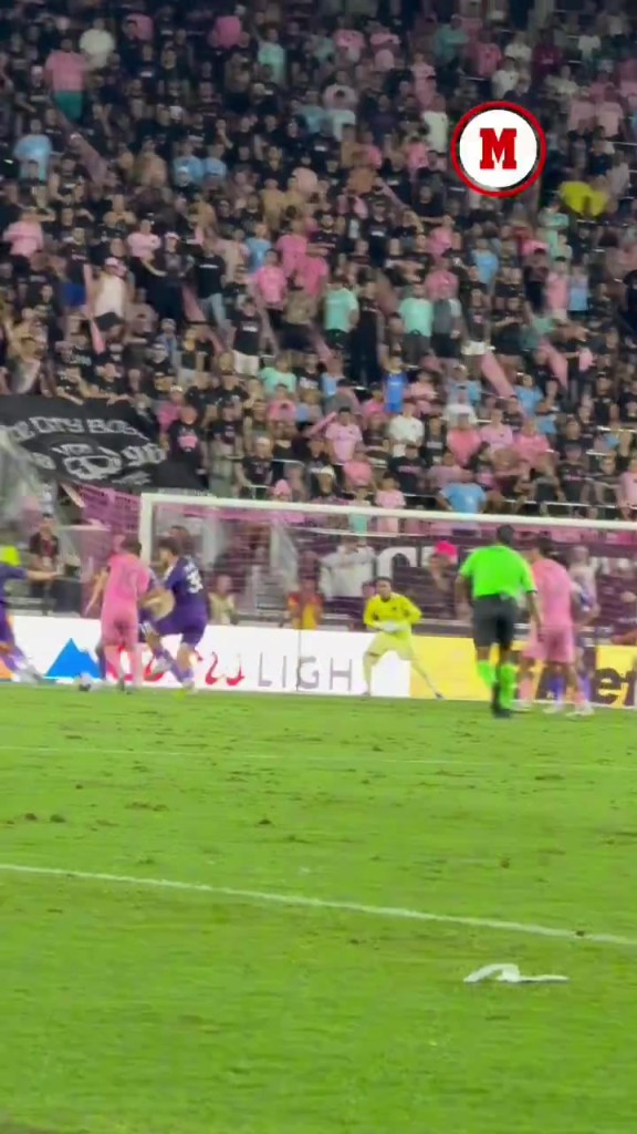 球王实力！现场实拍：多人合围也拦不住梅西进球