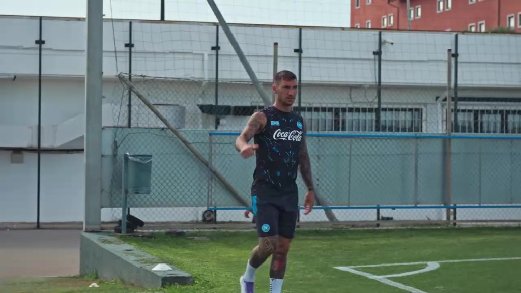 欢声笑语！那不勒斯备战卡利亚里的训练！德布劳内很开心啊~