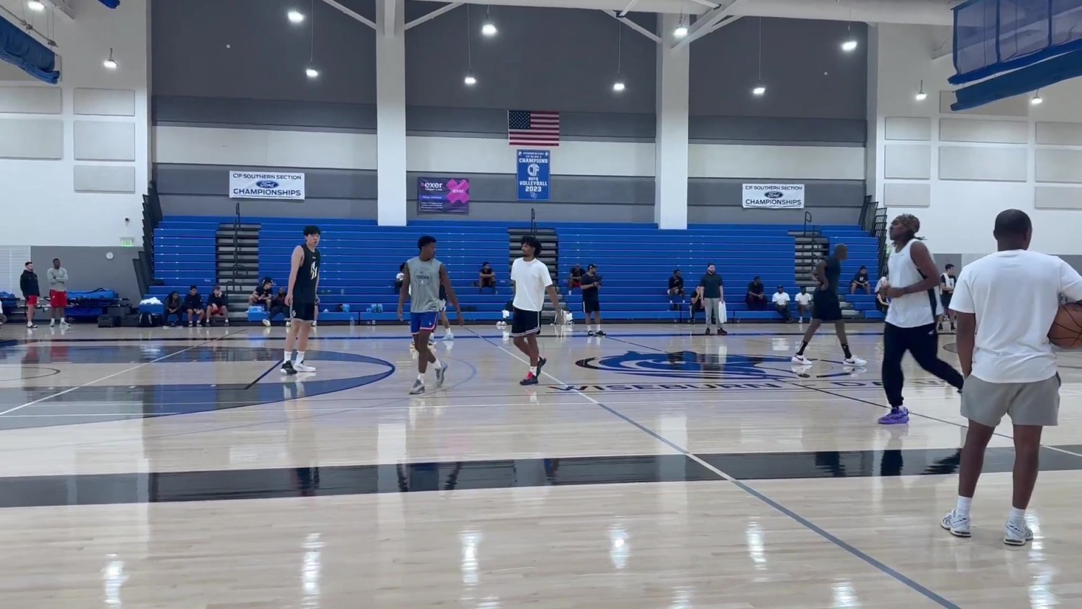 杨瀚森近期在洛杉矶著名野球训练营打球，其中还与卢尼对位！