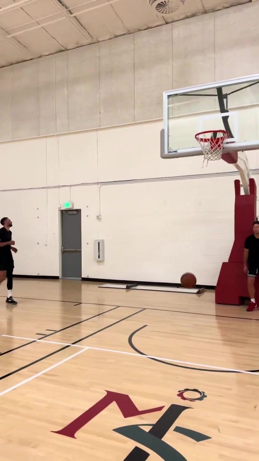 拉文在训练中秀了一记胯下换手暴扣，跟喝水一样简单！