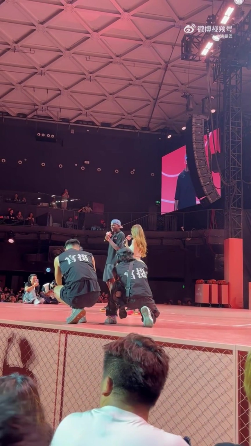 谁不爱呢！华子来中国就爱上吃蛋炒饭了