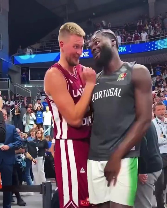 2米13的葡萄牙中锋科塔，在波神面前，感觉像小个球员