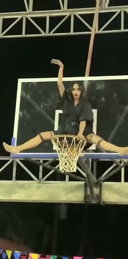 好家伙，这是我见过最夸张的篮球宝贝了，这谁还有心思打球啊