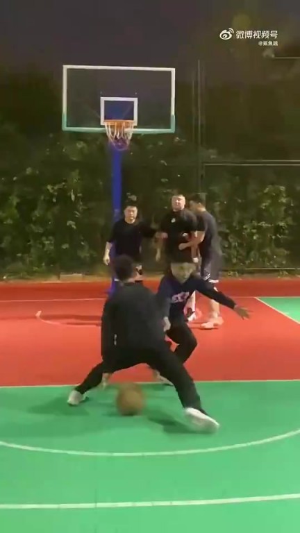 牛逼的后卫都有个共同的特点，在场上总能找到中锋在哪里！