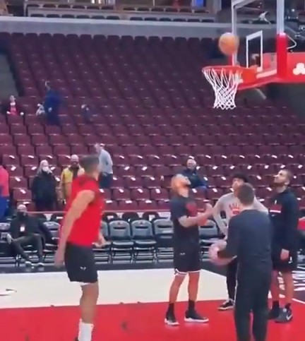 要把人笑死！看完TT这抛投水平，我感觉自己也能打NBA