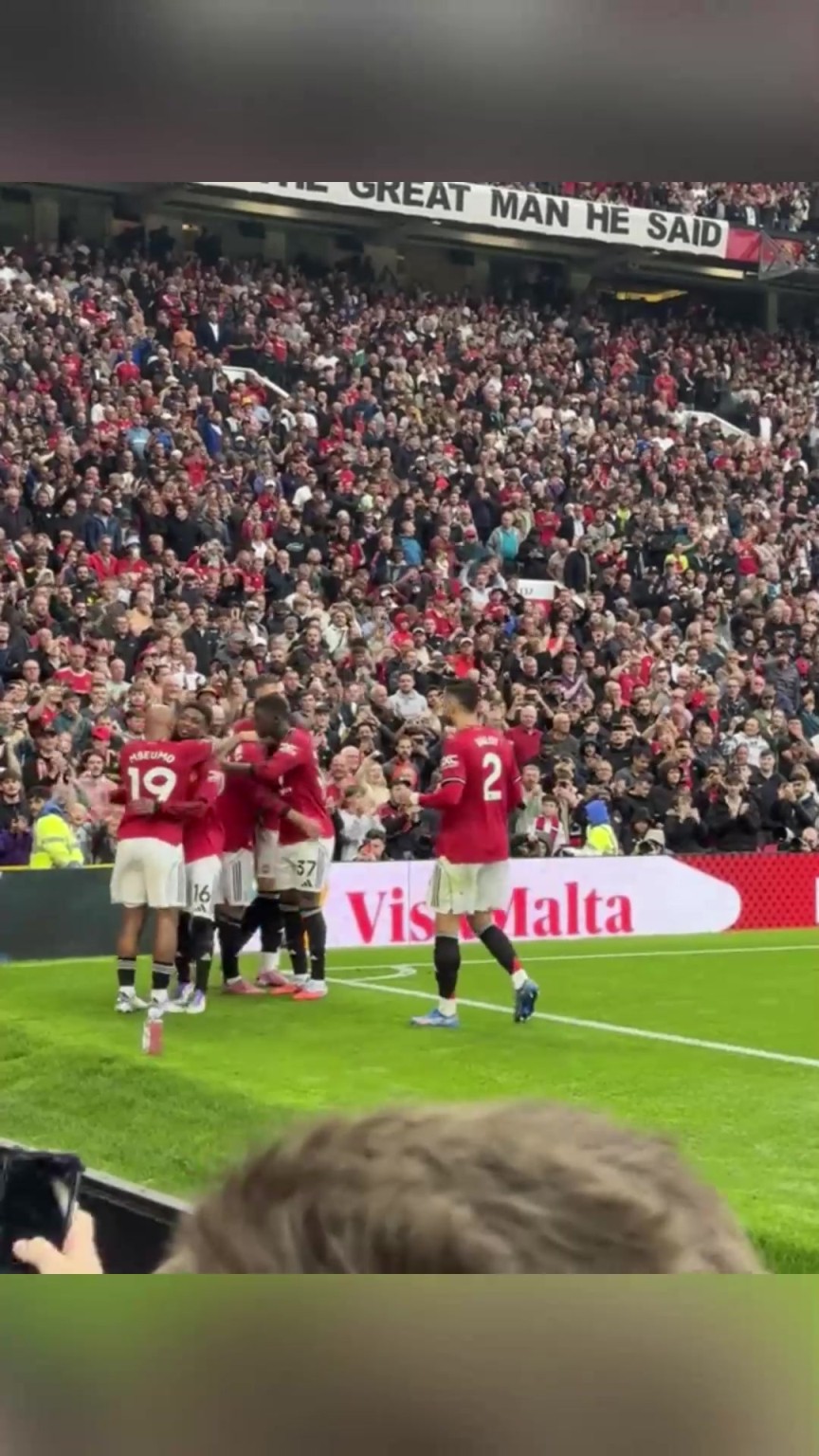 球迷疯狂呐喊庆祝！现场拍摄B费点球绝杀时刻！梦剧场瞬间沸腾！