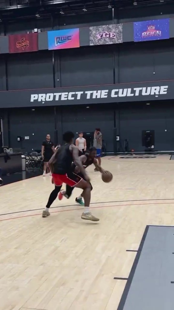 变态身体！阿门冲大伙儿大喊：我不防守！然后给每个人挨个上强度