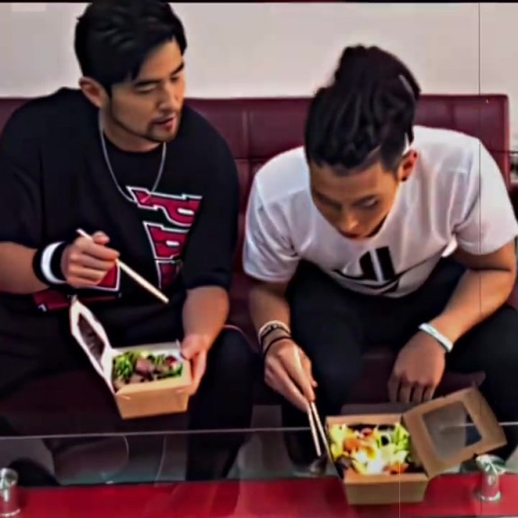 林书豪把掉桌上的蘑菇扔进周杰伦饭盒里，周杰伦看傻了都