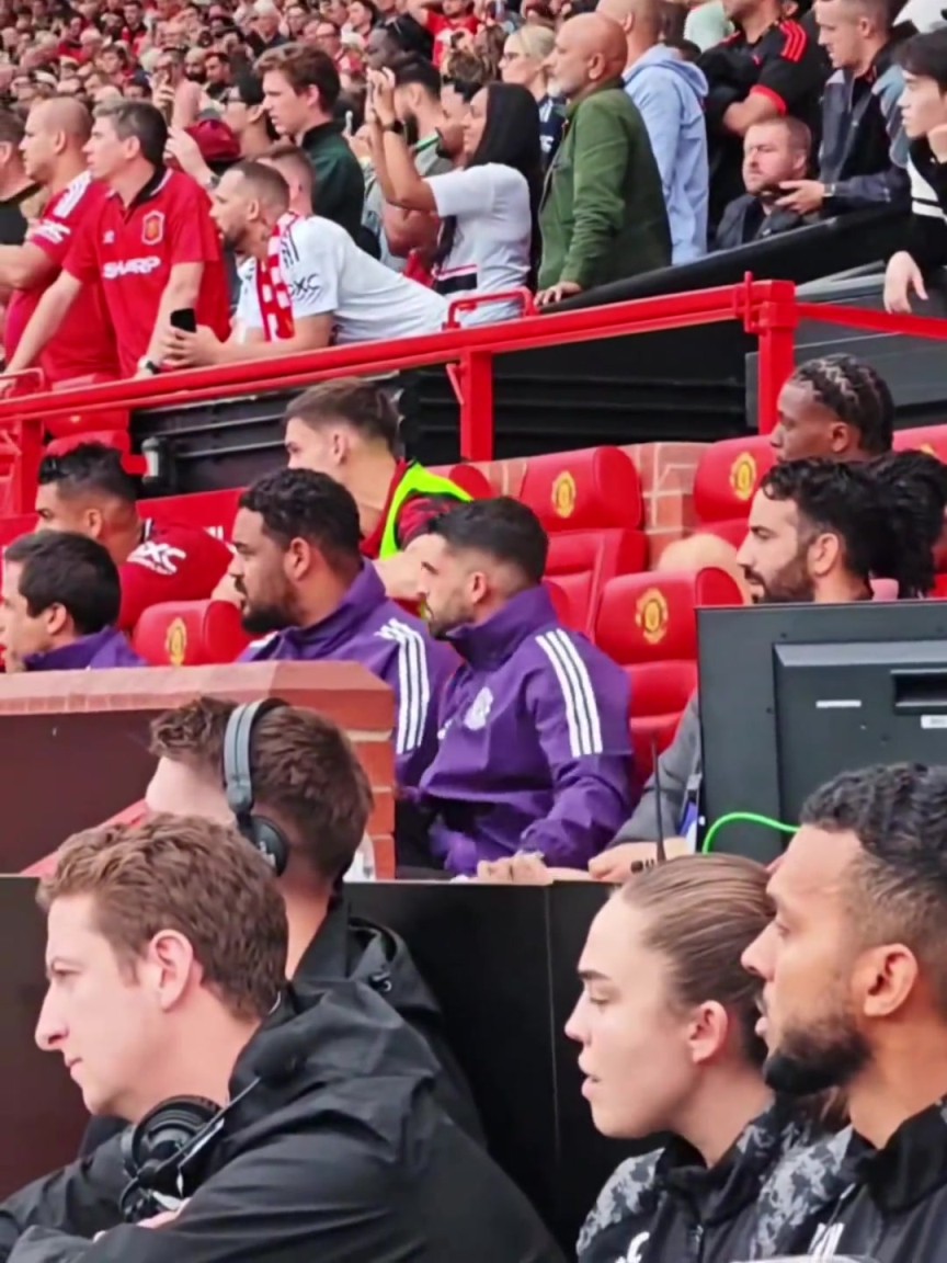 毫无波澜+摇头不语！补时裁判宣布曼联获得点球时阿莫林的反应