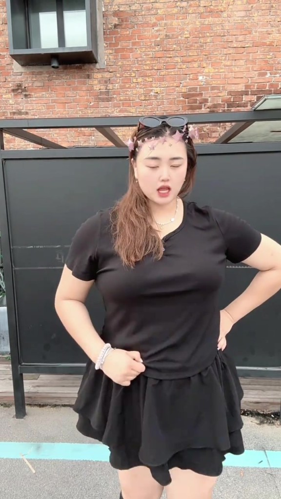 好家伙，真壮啊！“大宝贝”刘禹彤晒可爱手势舞视频