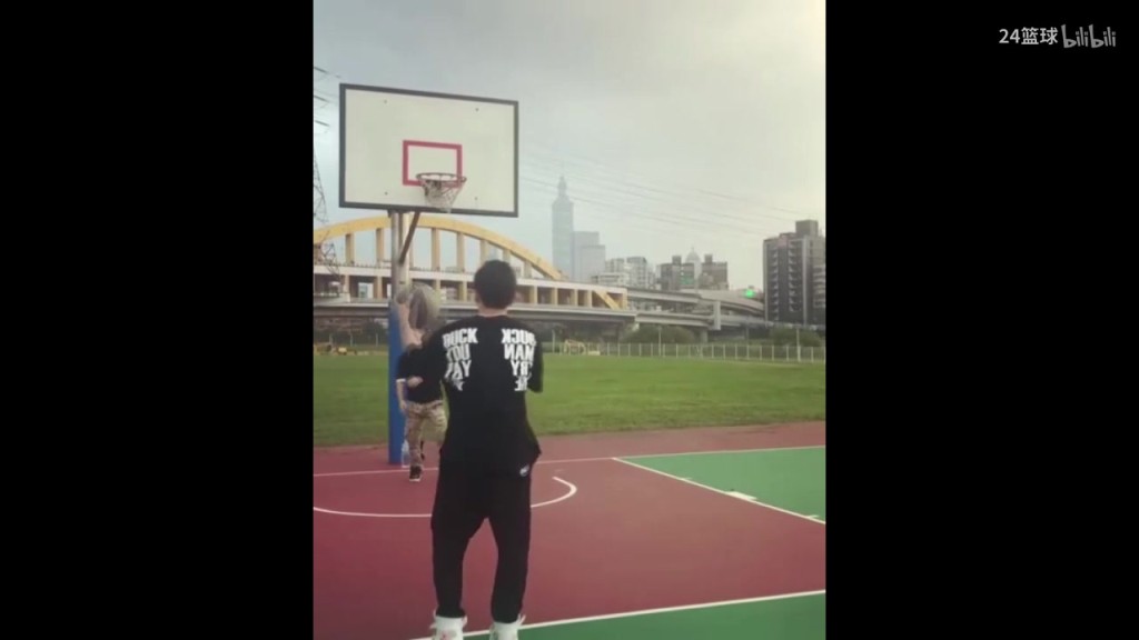 周杰伦野球场罚球线曾11投10中！林书豪调侃：我7岁的水平！