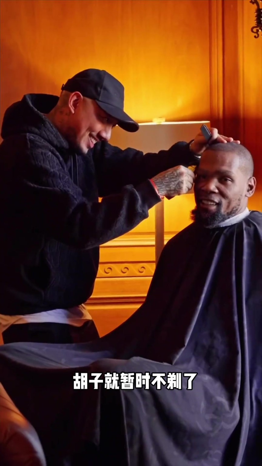 发型师给杜兰特修头发，随便扒拉几下轻松赚到几百美金？