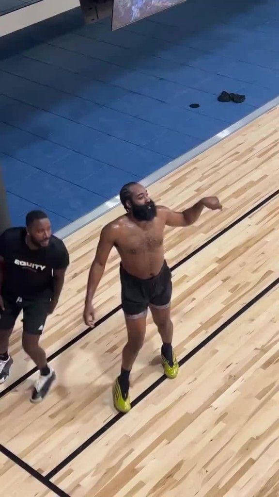 备战新赛季！哈登女友陪伴并拍摄哈登挥汗如雨训练