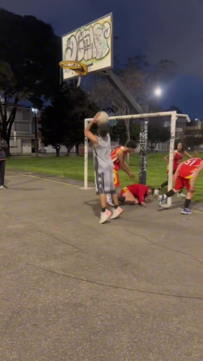 第一次打篮球不太懂，为什么会有4个守门员？