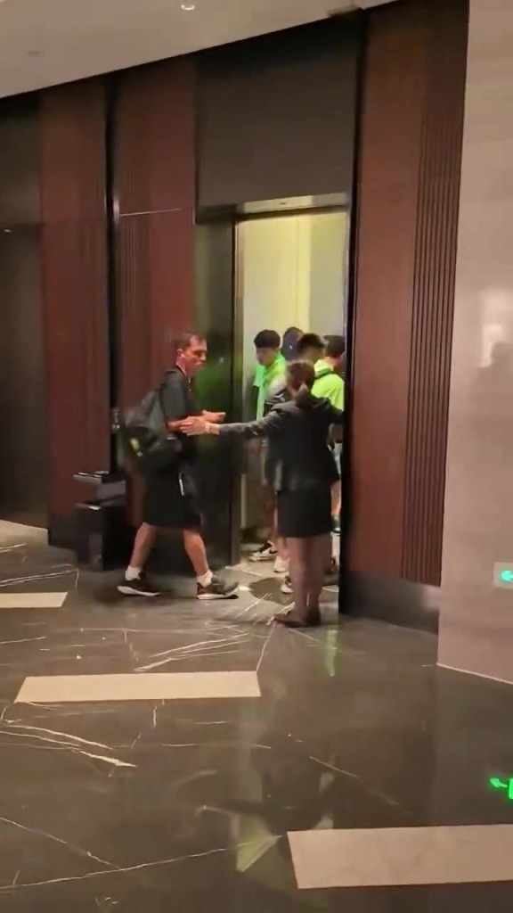 王刚&张玉宁冲突完整版，球迷叫嚣，球员反怼飙脏话