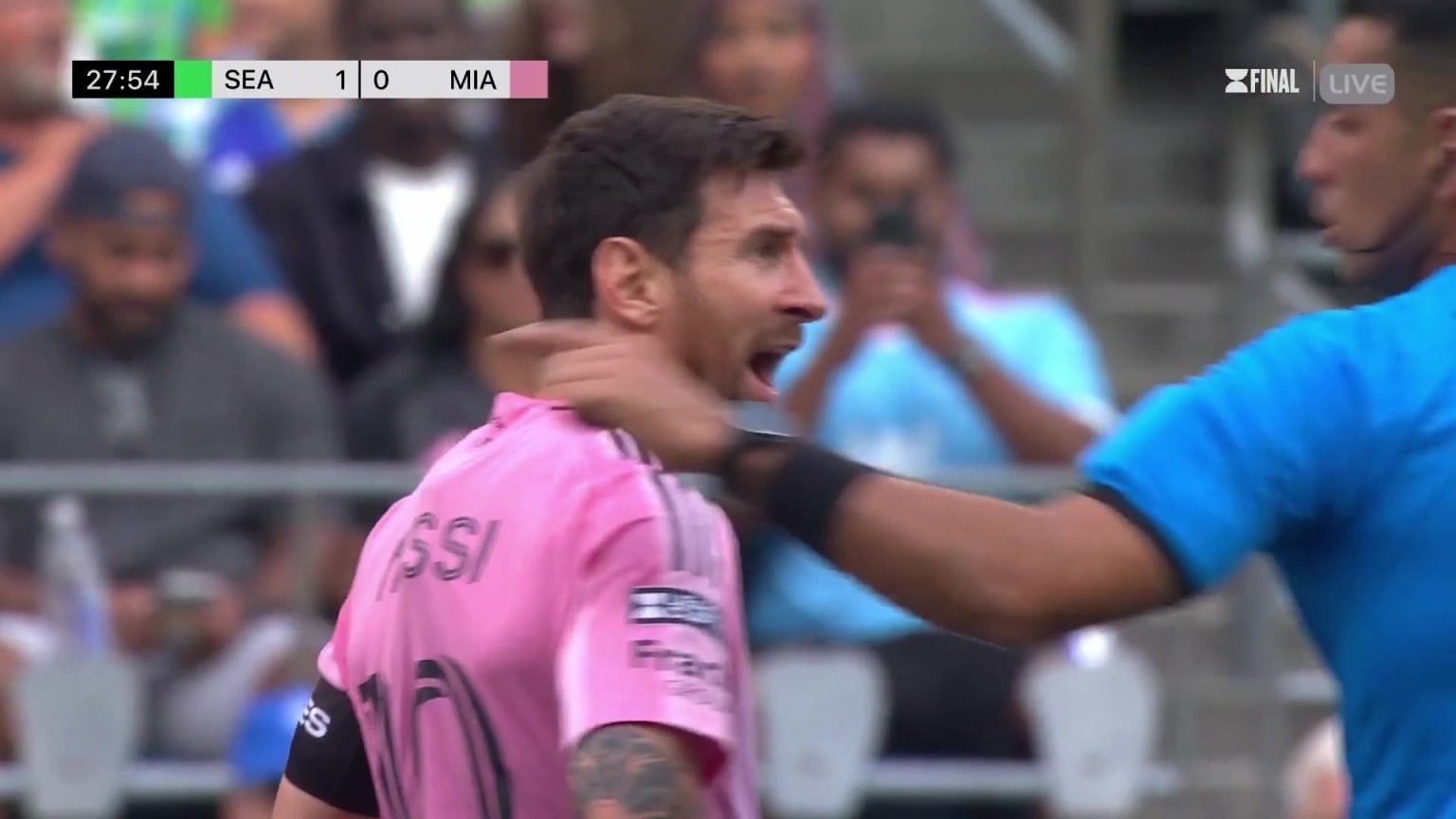 忍不了这裁判了！梅西对着裁判大吼大叫，表情十分愤怒