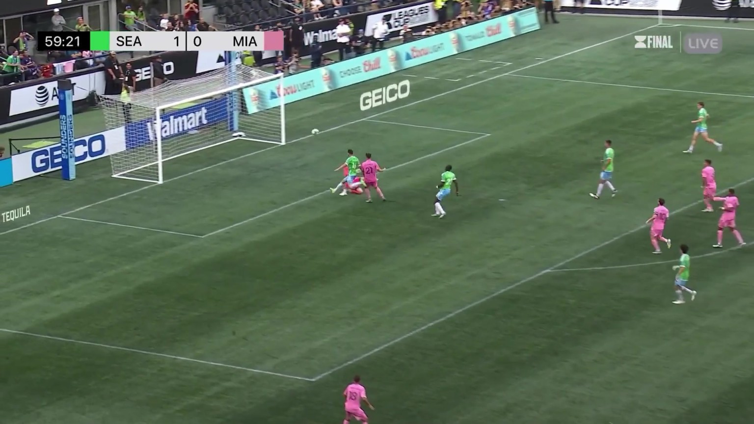 逆天单刀射飞！苏亚雷斯复刻梅西脚后跟传球，可惜阿连德一脚踢疵