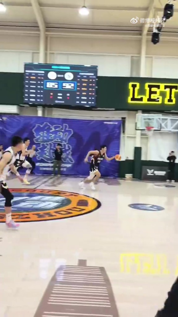 卧槽，这年轻人是吃弹簧长大的？这也太能跳了吧！