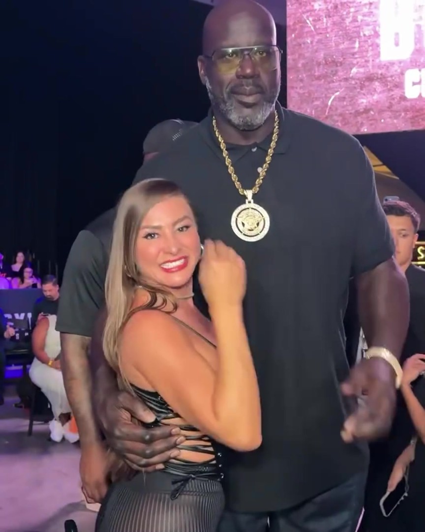 奥胖观战格斗比赛与一丰满美女拥抱，美女激动地直蹦