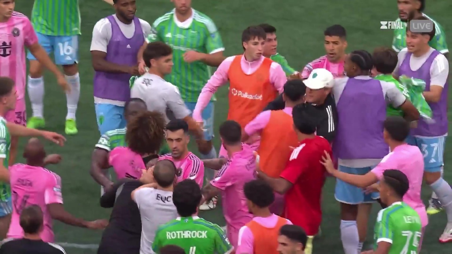 人仰马翻！迈阿密替补球员和西雅图教练互殴，现场一片狼藉