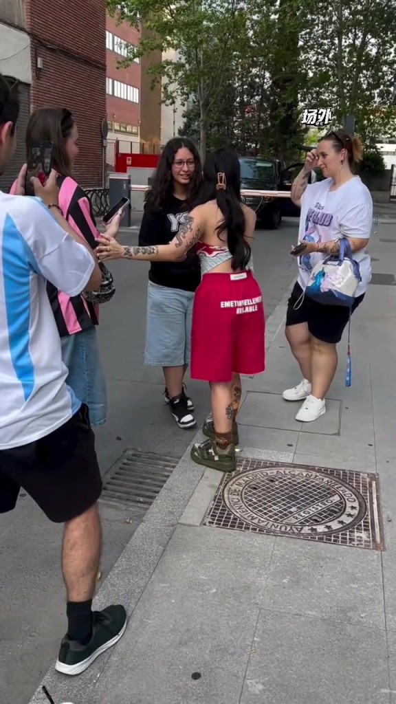 小孩哥真会！亚马尔新女友竟然只有145cm，背影好像小孩