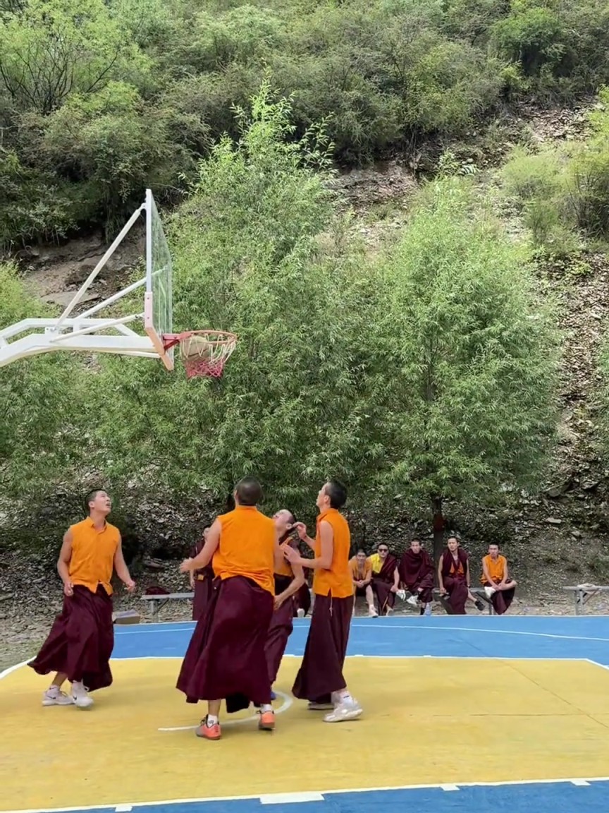真拜佛！僧人打篮球是怎样画面？不能胯下运球！