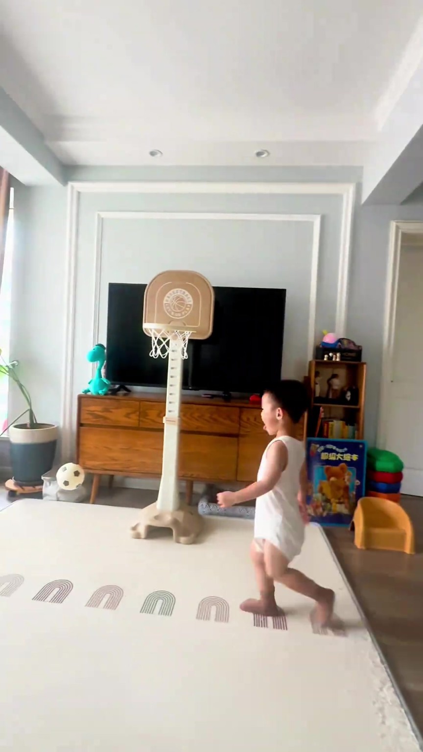 U3最强篮球运动员？尿都压不住的年纪他居然会压腕