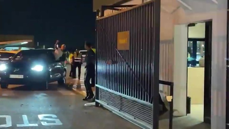 很受欢迎！安东尼转会贝蒂斯，贝蒂斯球迷机场外迎接安东尼