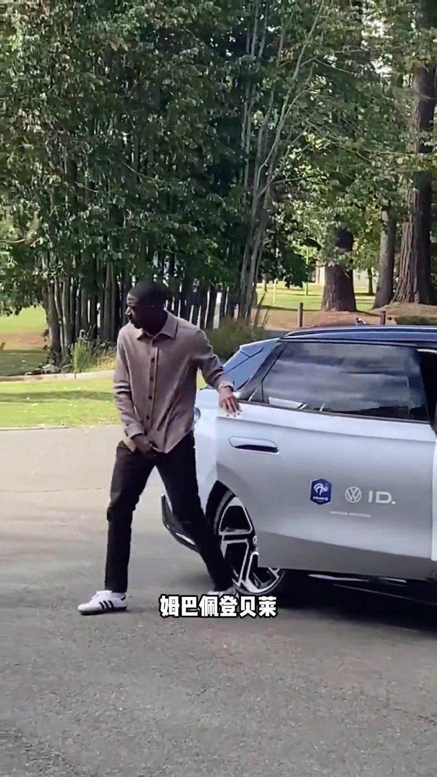 归队！姆巴佩、登贝莱、科纳特和埃基蒂克抵达克莱枫丹训练营