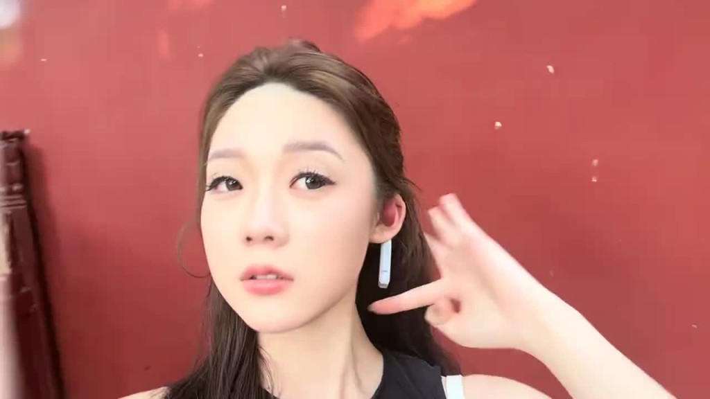 中超女主持这小脸蛋看着吹弹可破~年轻真是好呀