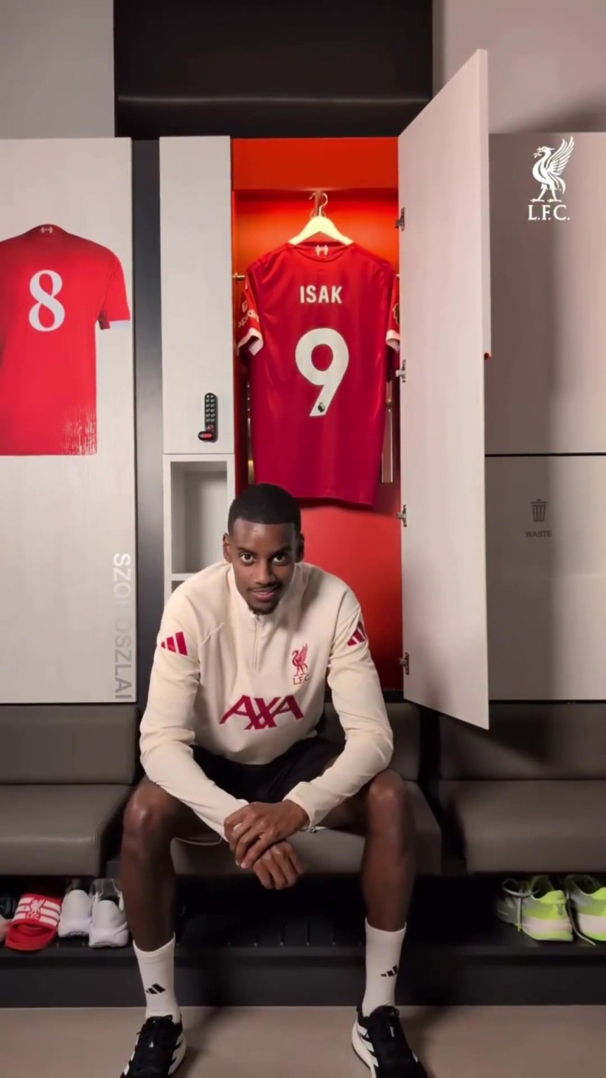 利物浦官方晒出视频：向你们隆重介绍我军9号的新主人！