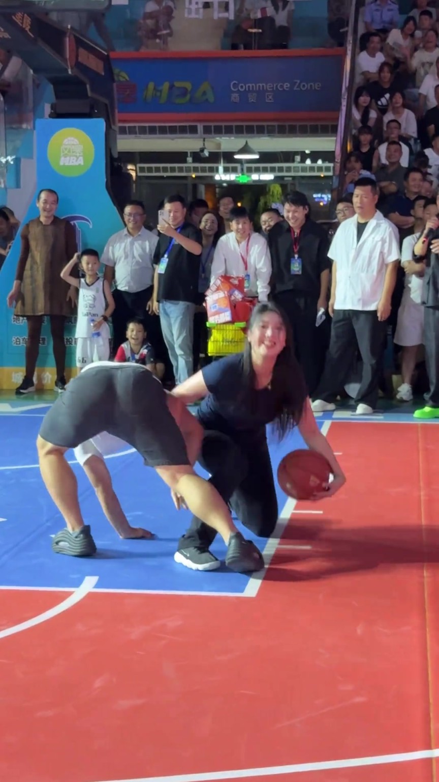 野球场肘姐晒与男粉丝单挑视频：如果是你该怎么防？