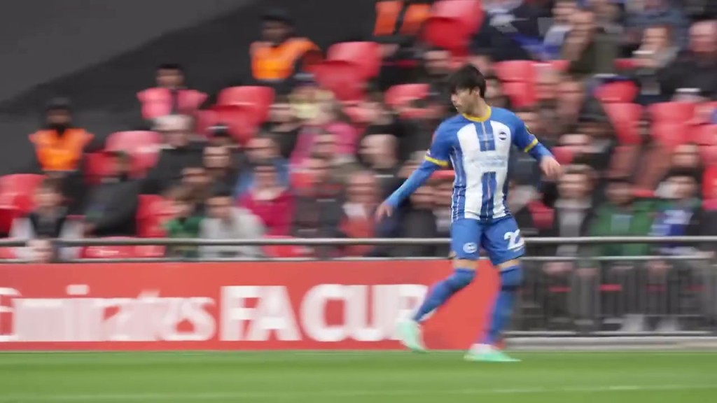 亚洲第一身价！三笘薰技巧大秀：武器库里有一万种招式！