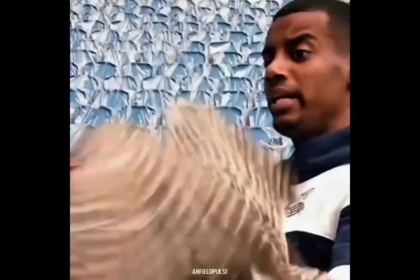 奇怪的默契！利物浦新援伊萨克和埃基蒂克都有恐鸟症！