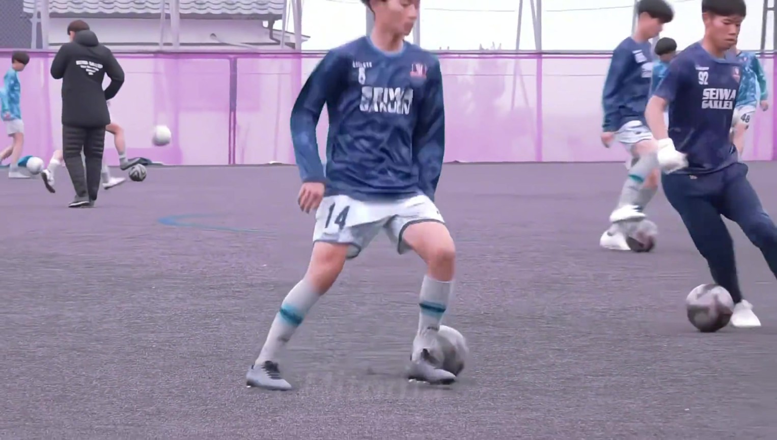 三苫熏批发市场！看一下日本高中青训训练有多强，这盘带教科书级