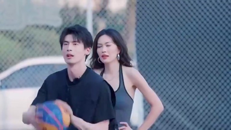 来搞笑的？小伙想在美女面前装X秀球技，结果连续两投都打铁