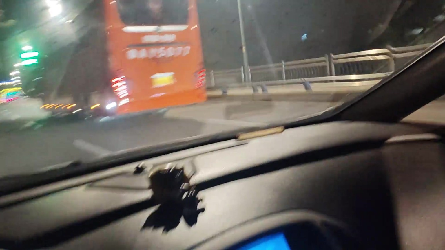 一家亲！泰山球迷在路上遇到球队大巴，双方互相鸣笛致意