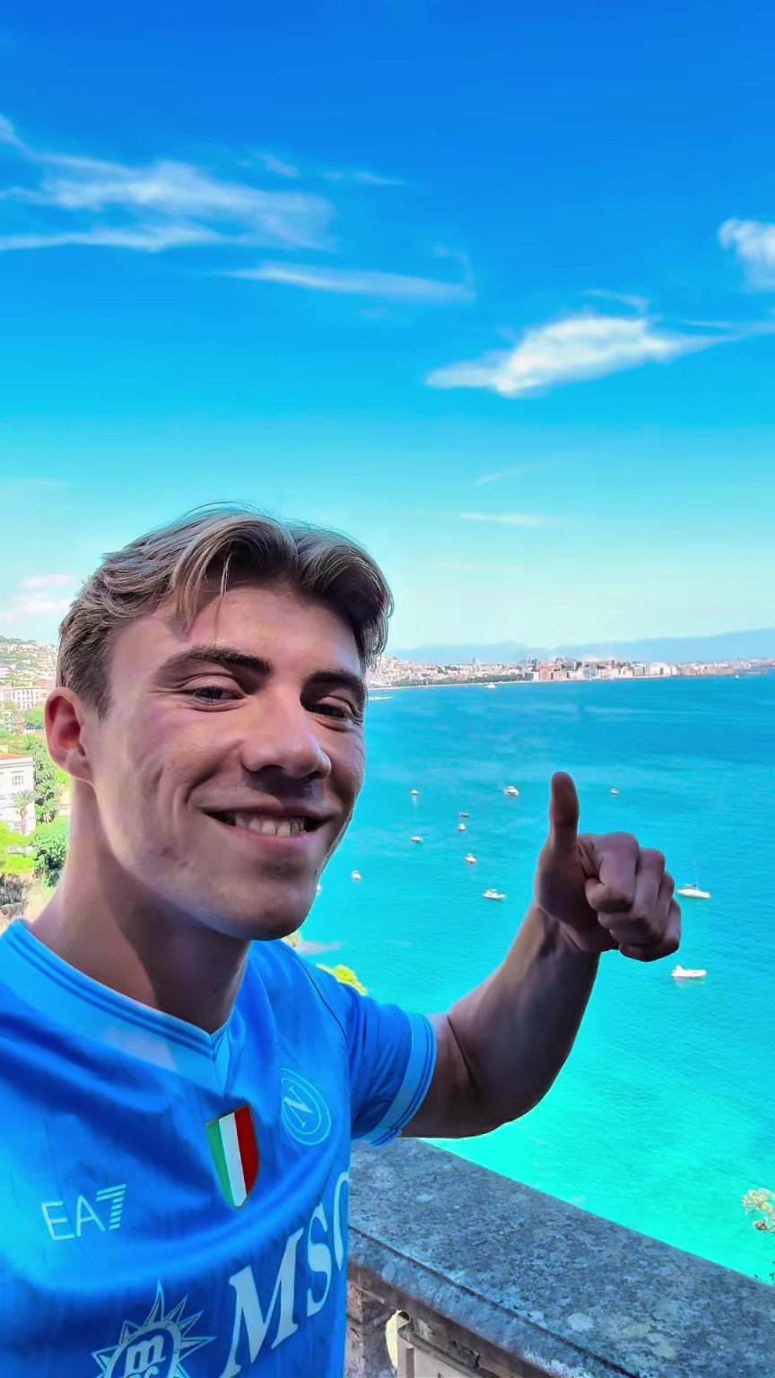 霍伊伦回到意大利后看起来好开心呀~小伙看起来憨憨的