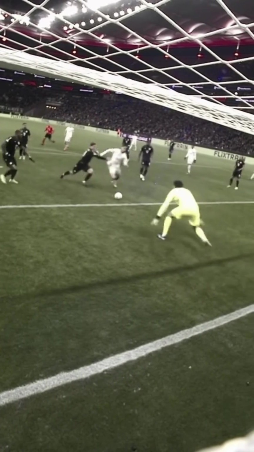 技术娴熟！埃基蒂克穿裆过人破门一气呵成！