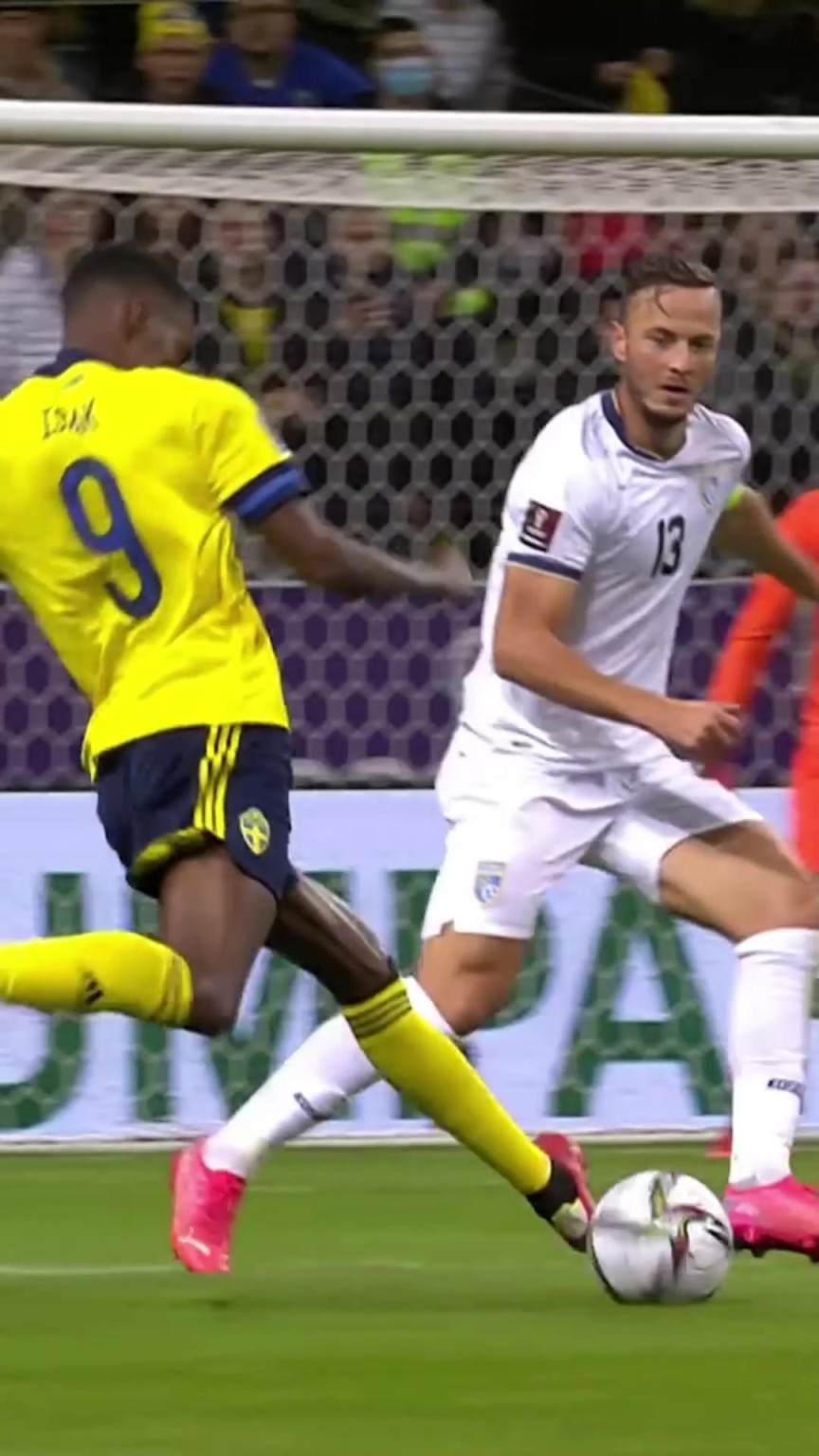 撕破防线！伊萨克穿裆过人内切世界波！