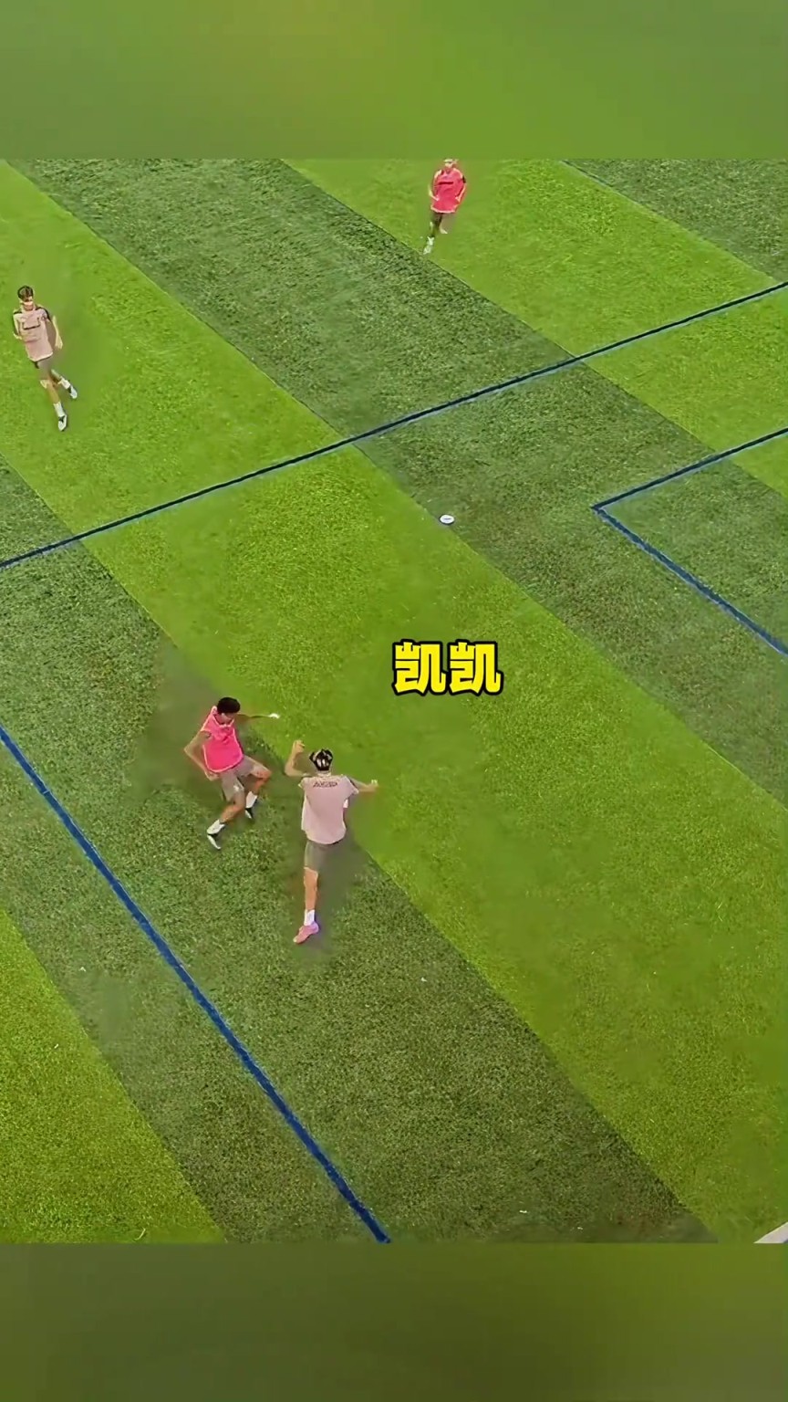 刘凯源在黄潜训练赛上力抗国外小年轻，体对抗能力现在真强了很多