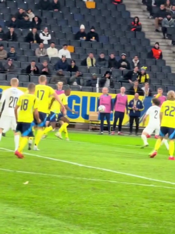 真值1.3亿！伊萨克禁区内挑球转身过人，这实在太潇洒了