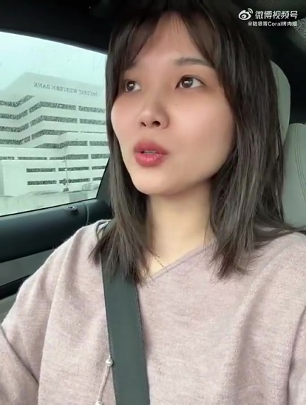 笑死！烤肉姐爆料：出去吃饭，一黑人冲我大喊，车窗摇下来才知道是小卡！-直播吧