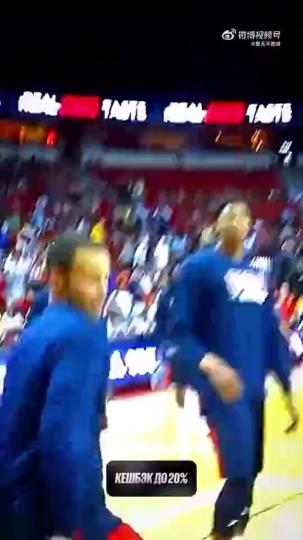 半兽人胯下换手扣篮，一旁的库里比划了一下：算了，还是投三分吧