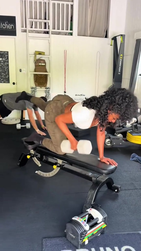 克莱和女友一起健身 这才是情侣应该有的样子吧