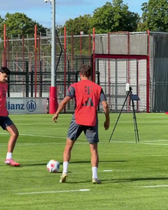 今夕是何年？穆勒昨日在塞本纳的训练！还是熟悉的训练服！